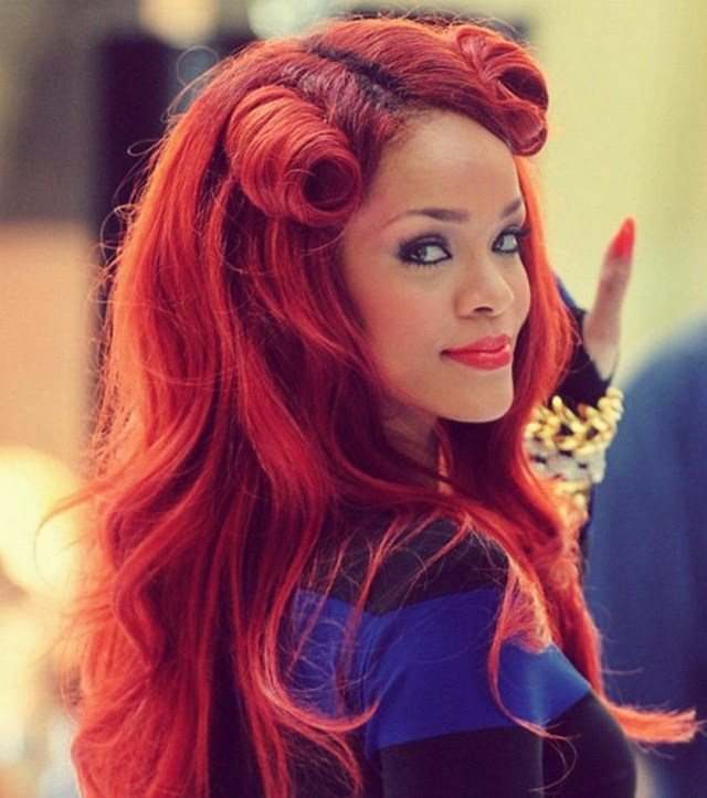 rockabilly pin up peinado Rihanna bucles de victoria cabello rojizo
