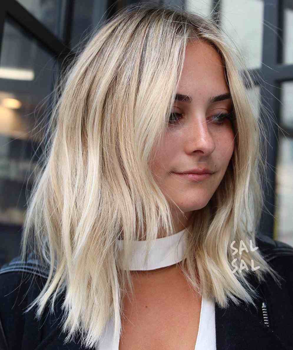 corte rubio degradado para cabello delicado de mujer