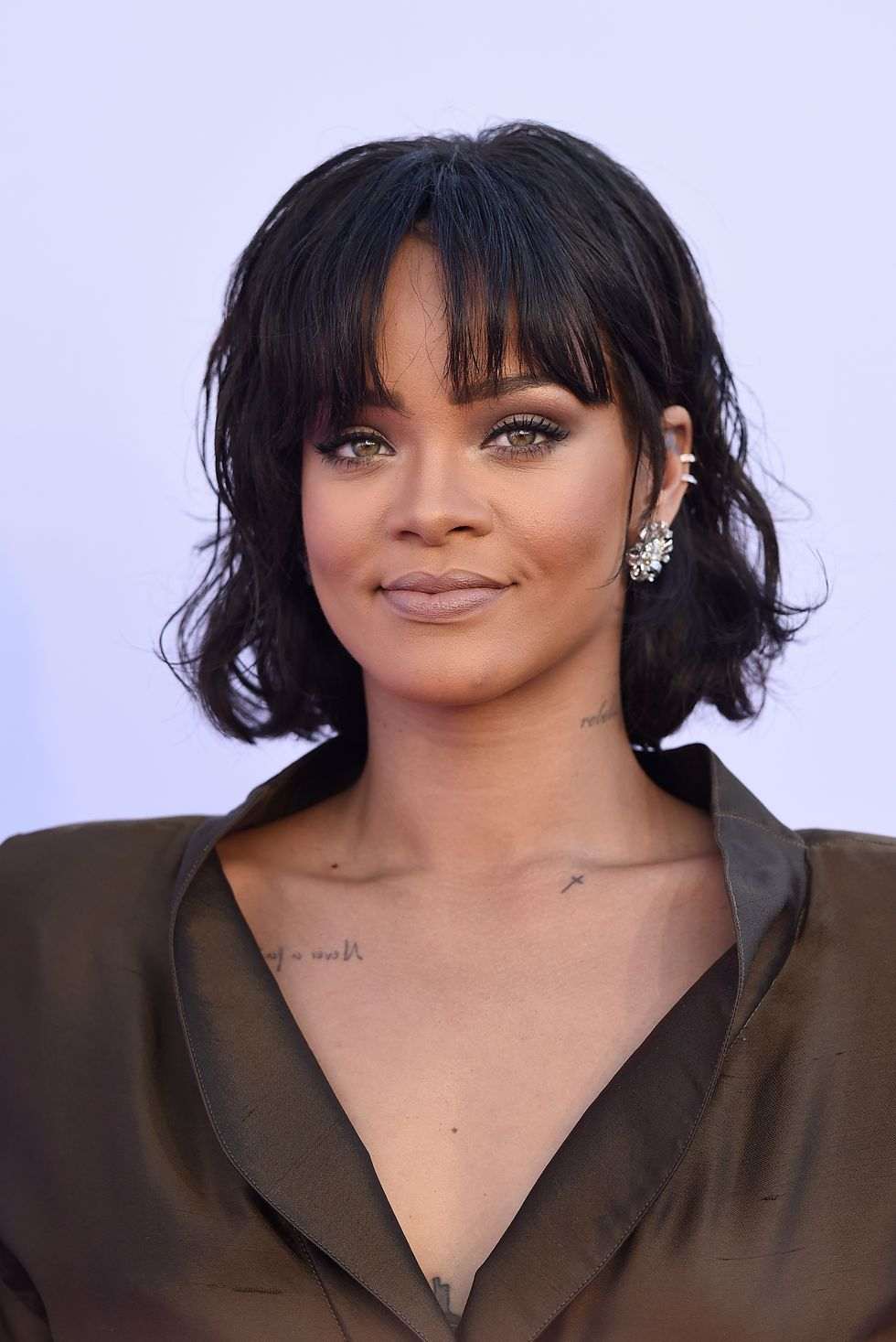 Rihanna peinado pelo corto cuadrado fino con flequillo
