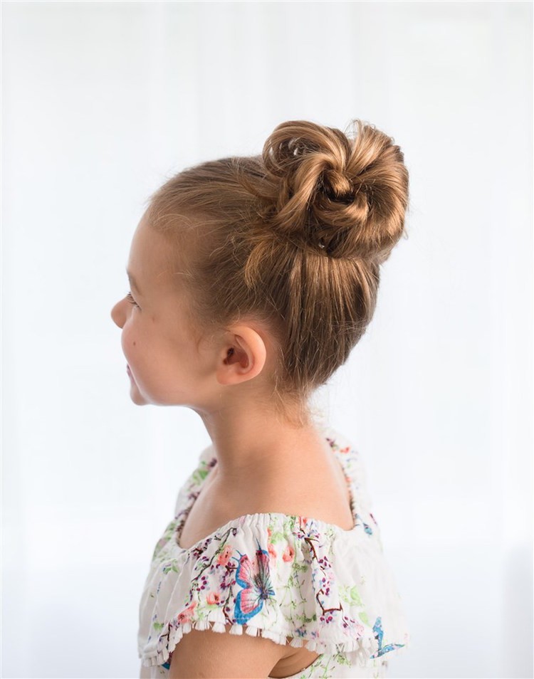 peinado para niña verano moño elegante