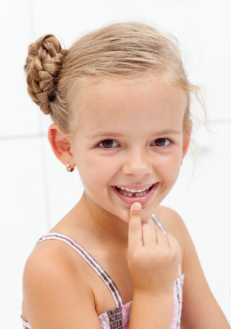 peinado para niñas moño de verano trenza lateral