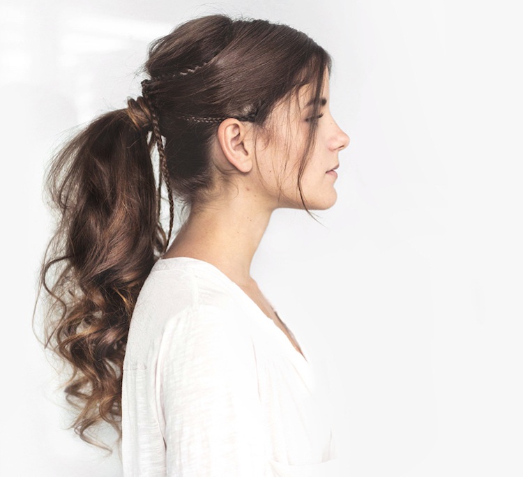 estilo de trenza de caballo abombado con trenzas delgadas