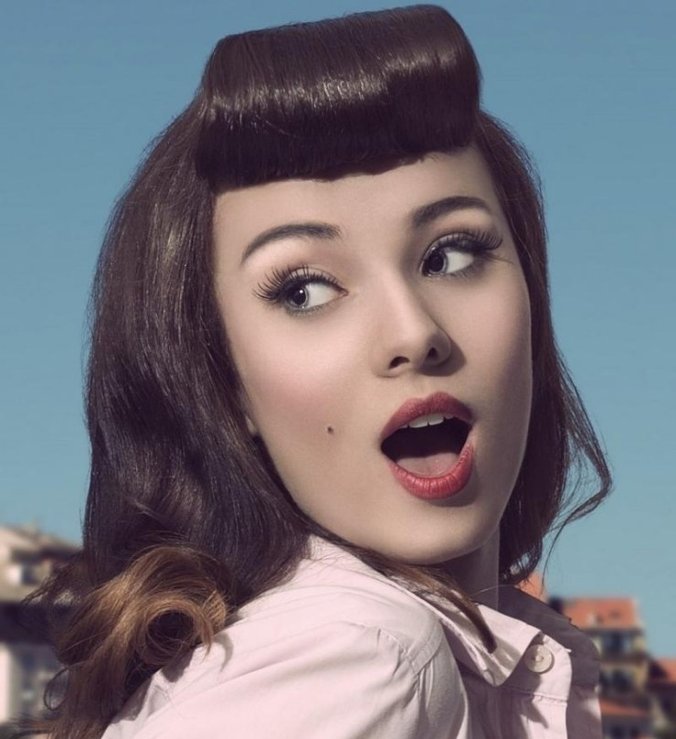 peinado pin-up con flequillo rizado y mechones rizados peinado-rockabilly-flequillo-rizado-mechones-rizados