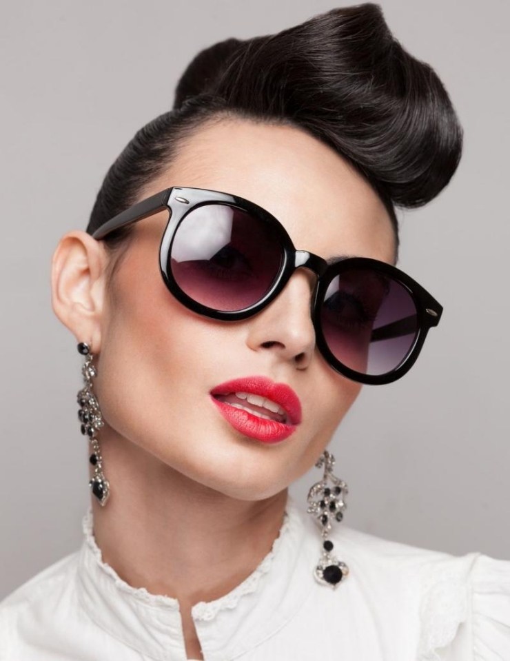 peinado rockabilly para mujer: cabello recogido hacia atrás y flequillo peinado hacia atrás peinado-rockabilly-peinado-recogido-flequillo-hacia-atrás