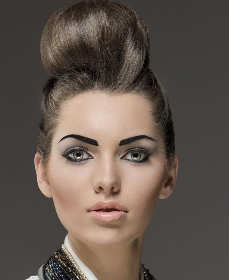 Peinado rockabilly genial para mujer: flequillo grande de crepé en la parte superior mujer-rockabilly-flequillo-crepe-peinado