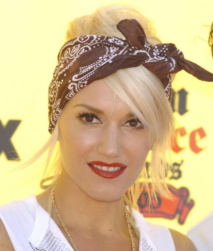 peinado rockabilly actual con pañuelo de Gwen Stefani peinado-rockabilly-dama-Gwen-stefani-pañuelo-fleco-lateral