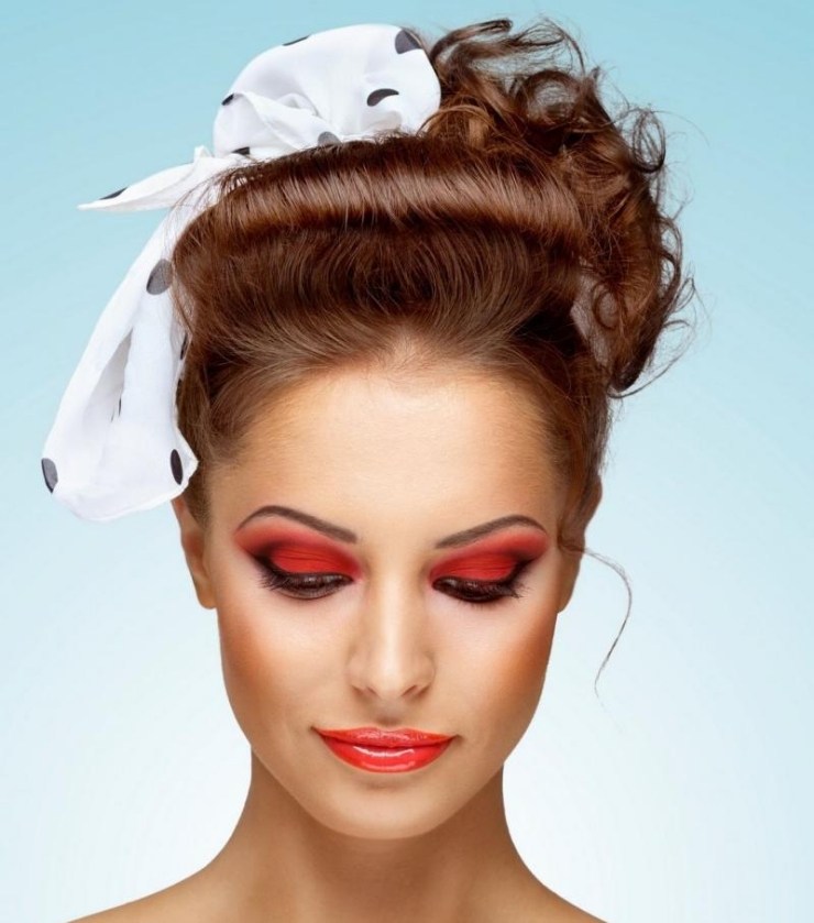 peinado rockabilly con pañuelo - idea moderna para mujeres audaces peinado-rockabilly-mujer-flecos-pañuelo-rockabilly