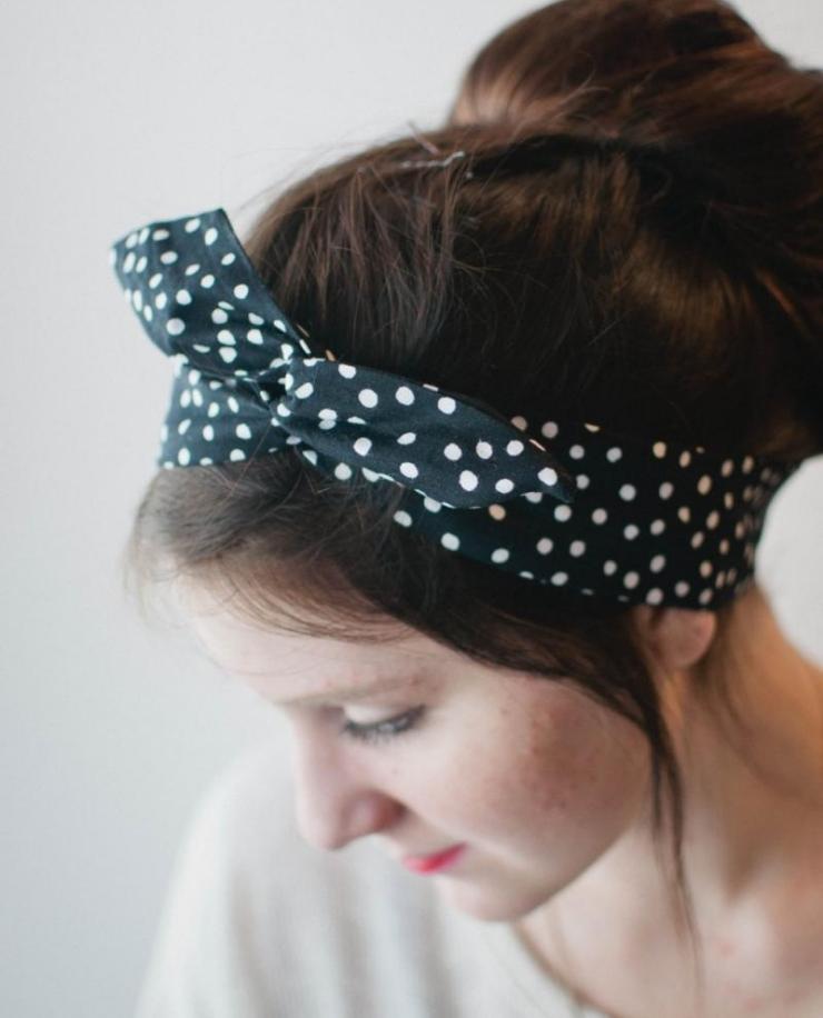peinado de época actual con pañuelo - cabello de moño grande peinado-rockabilly-dama-moño-grande-pañuelo-lunares peinado rockabilly