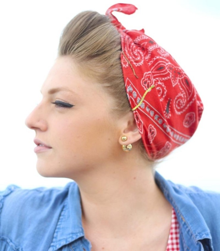 pañuelo de crepé y peinado con flequillo - ideas de corte de roca peinado-rockabilly-mujer-turbante-rojo-flequillo-espalda