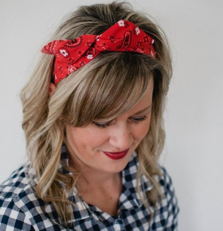 peinado retro con flequillo de lado y pañuelo rojo rockabilly-mujer-pañuelo-peinado-rojo
