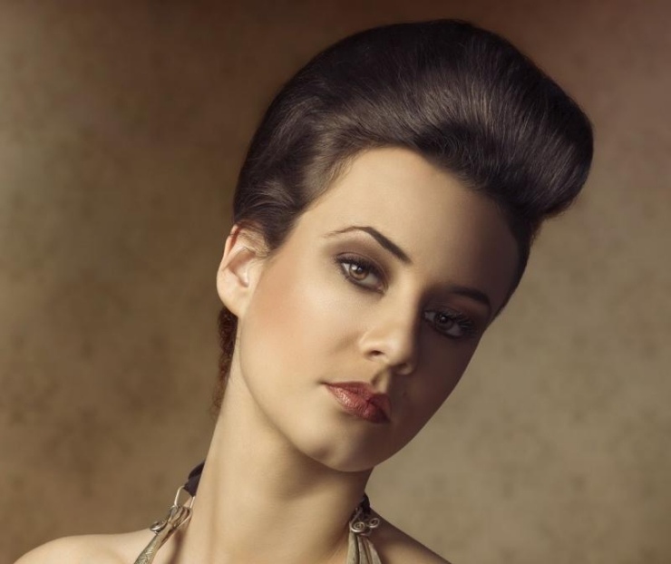 peinado rockabilly para mujer - flequillo rizado y peinado en la parte de atrás peinado-rockabilly-mujer-voluminoso-retro2