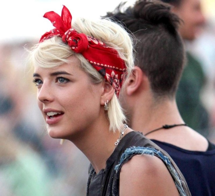 peinado de época para dama con diadema - opción para cabello de tamaño medio peinado-rockabilly-dama-pañuelo-rojo-pelo semilargo