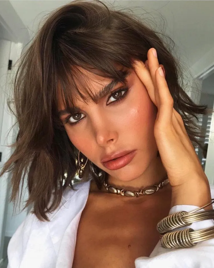 Estilos de peinados con flequillo de moda verano 8 - 【MioEstilo】 peinado flequillo cabello medio tendencia verano 2022 flequillo cónico