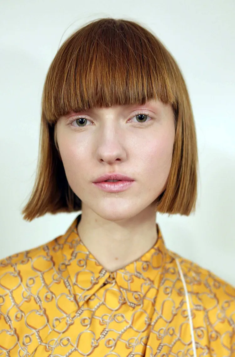 Estilos de peinados con flequillo de moda verano 19 - 【MioEstilo】 ideas de peinado con flequillo recto tendencia verano 2022 cabello lacio