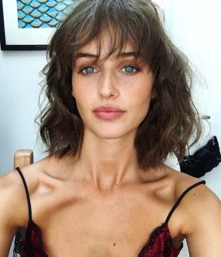 Estilos de peinados con flequillo de moda verano 6 - 【MioEstilo】 peinado flequillo cabello rizado tendencia verano 2022 flequillo largo cónico