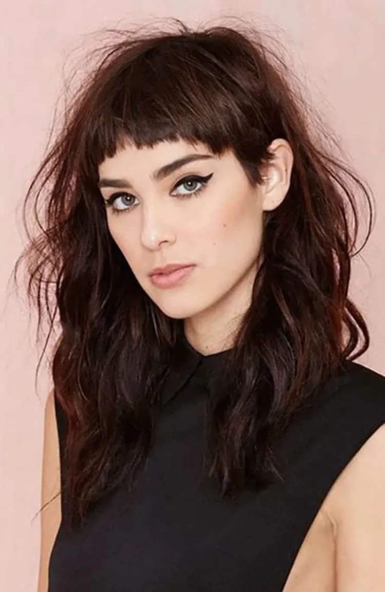 Estilos de peinados con flequillo de moda verano 21 - 【MioEstilo】 peinados con flequillo corto tendencia verano 2022 cabello largo despeinado