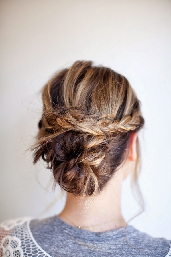 peinado sencillo pelo largo moño bajo con trenza peinado-sencillo-pelo-largo-trenza-moño
