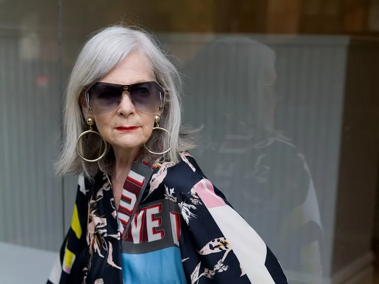 peinado a la moda 2022 con cabello plateado
