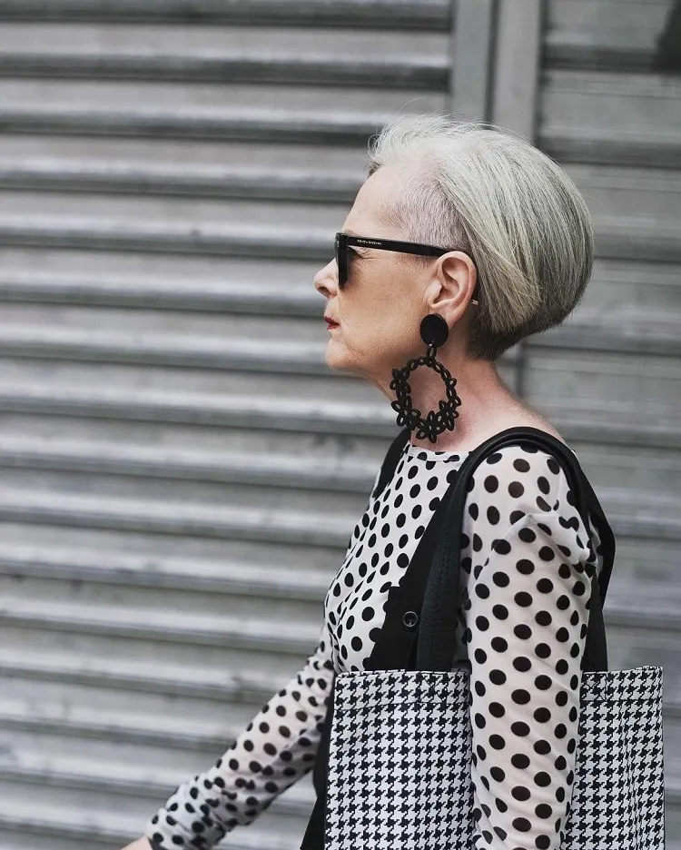 corte de pelo afeitado de lado para mujer de 60 años