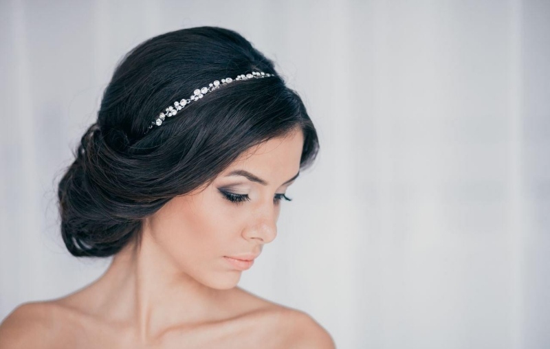 Peinado de noche para cabello largo: moño retro y diadema de pedrería peinado-de-noche-bollo-estilo-banda de diamantes de imitación vintage