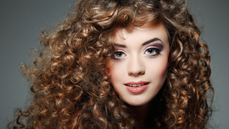 Peinado de noche para cabello largo - cepillado rizado peinado-pelo-de-noche-largo-pequeños-rizos