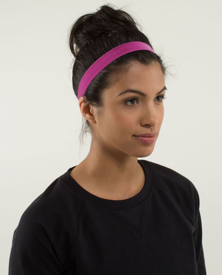 peinado deportivo cabello largo moño desordenado diadema rosa