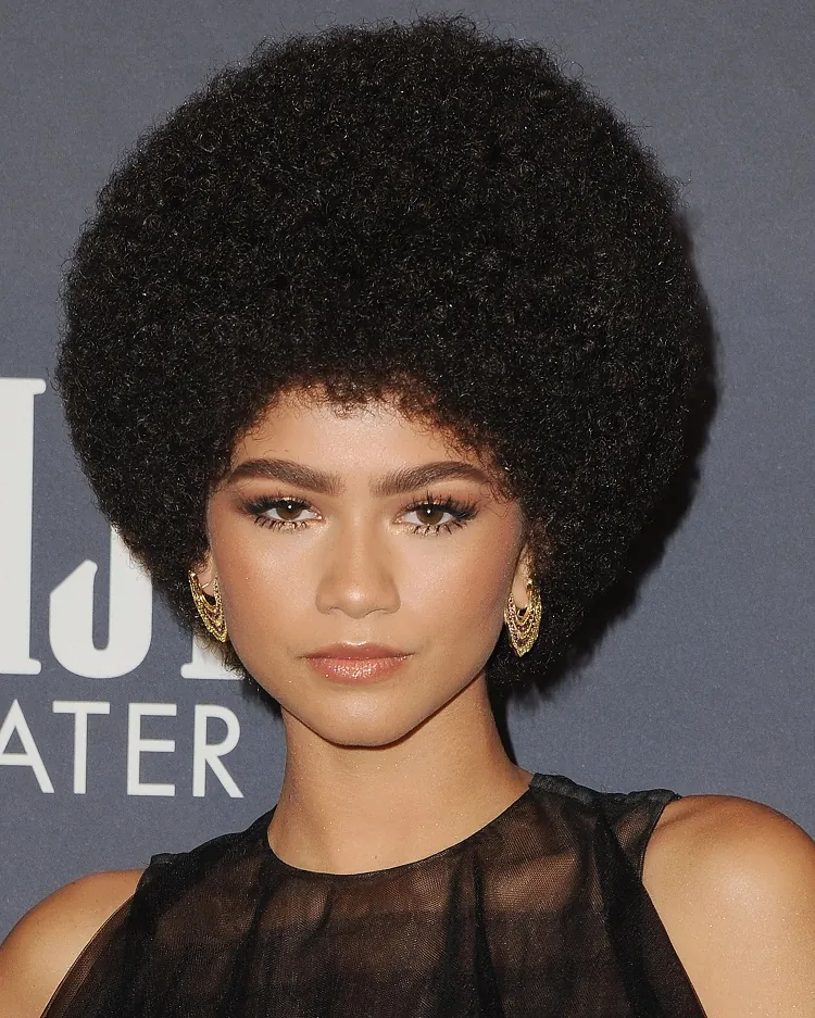 mujer con afro de los años 70