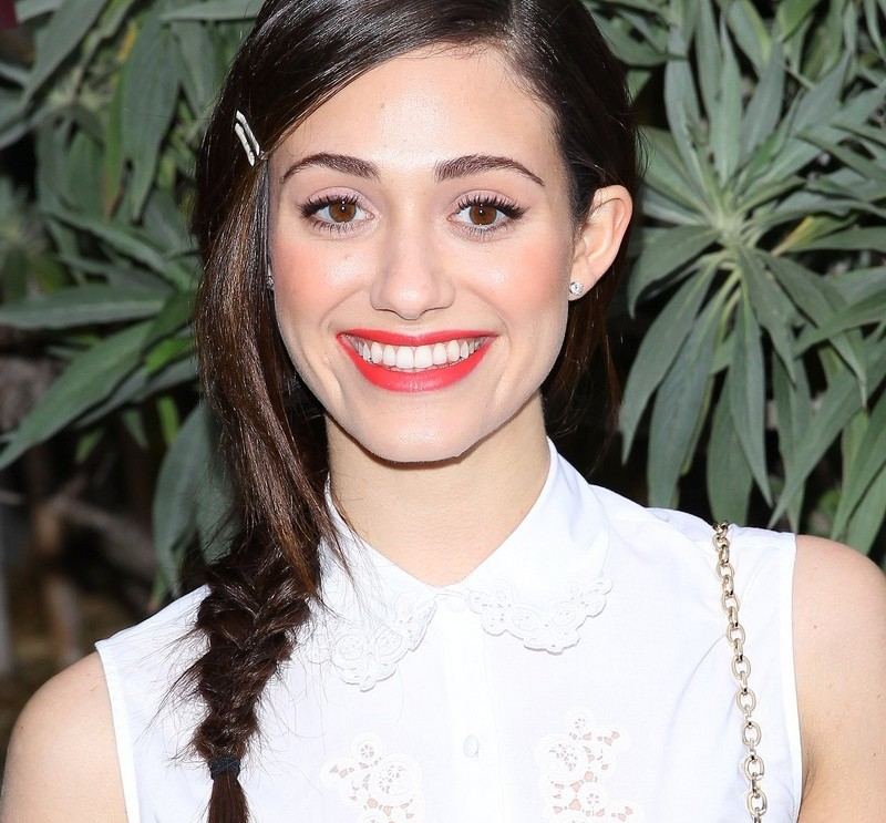 estilo-capilar-tendencia-2022-flecos-puntas-agudas-Emmy-Rossum