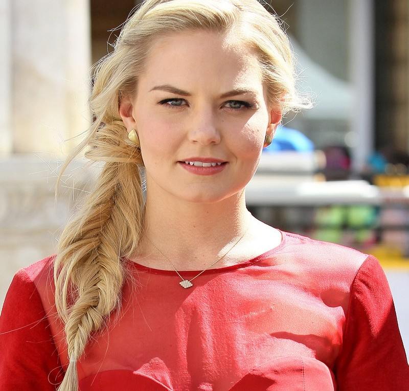 estilo-capilar-tendencia-2022-epi-trenza-lateral-Jennifer-Morrison