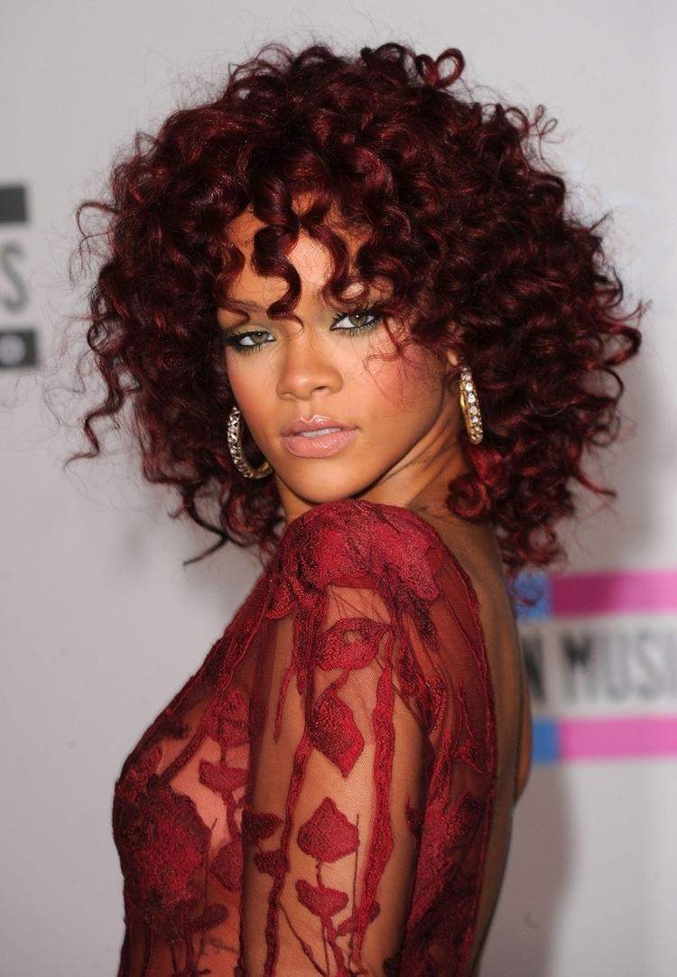 peinado-tendencia-2015-mujer-verano-cabello-rizos-Rihanna