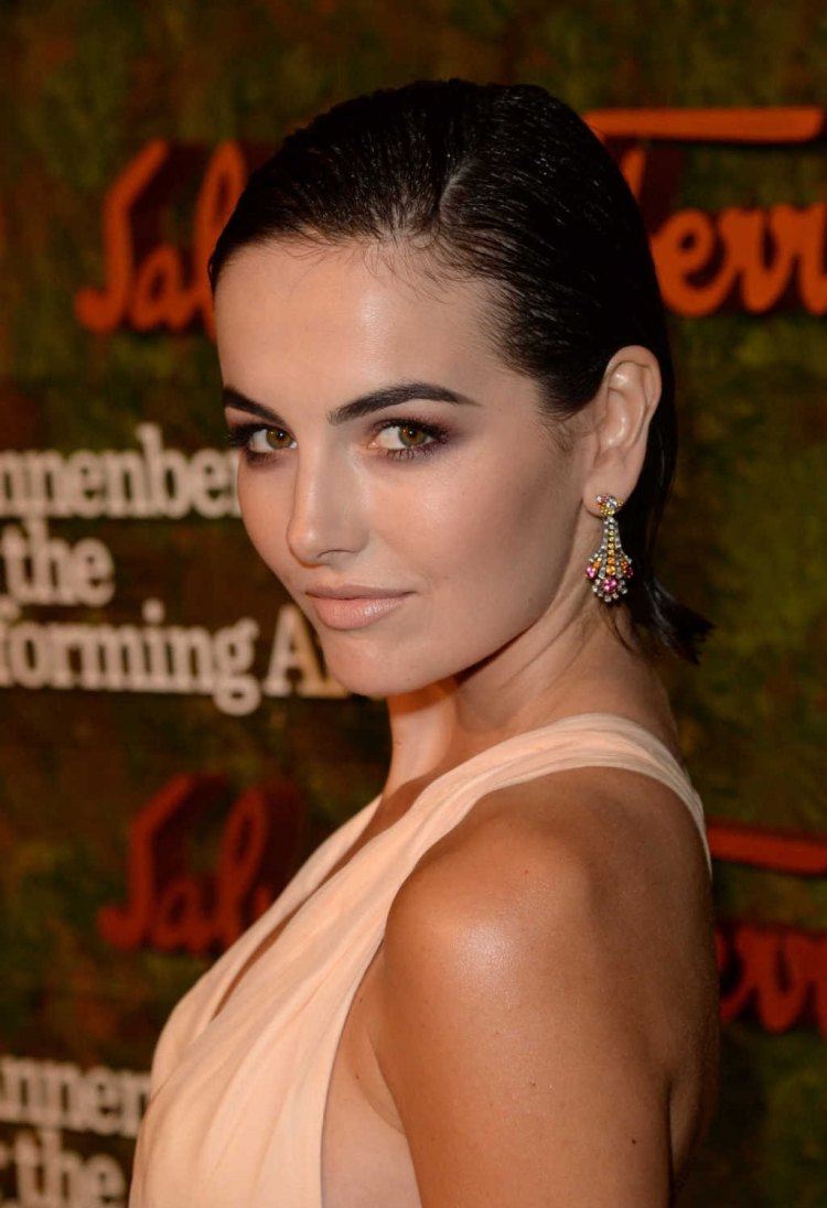 peinado-tendencia-este-año-pelo-medio-largo-Camilla-Belle