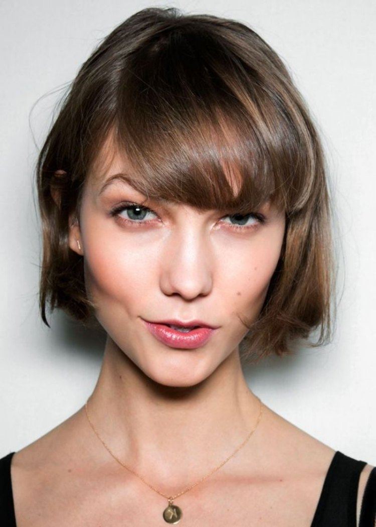 peinado-tendencia-de-este-año-verano-pelo-medio-largo-flequillo-Bob-Karley-Closs