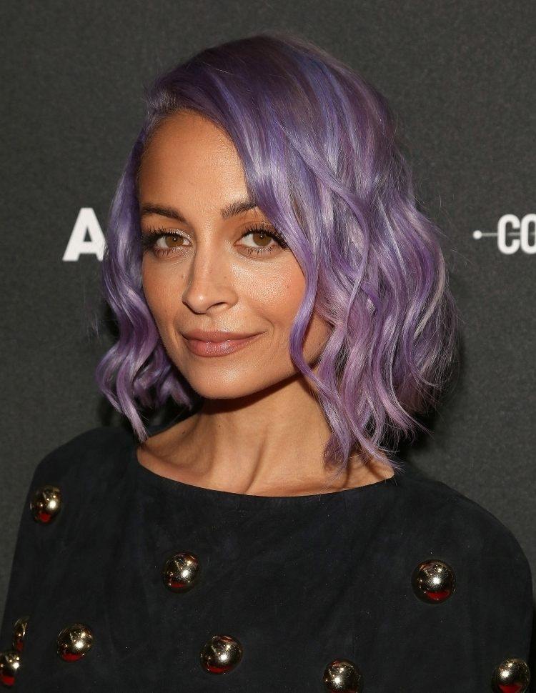 look-de-tendencia-2015-pelo-medio-largo-ondulado-Nicole-Richie