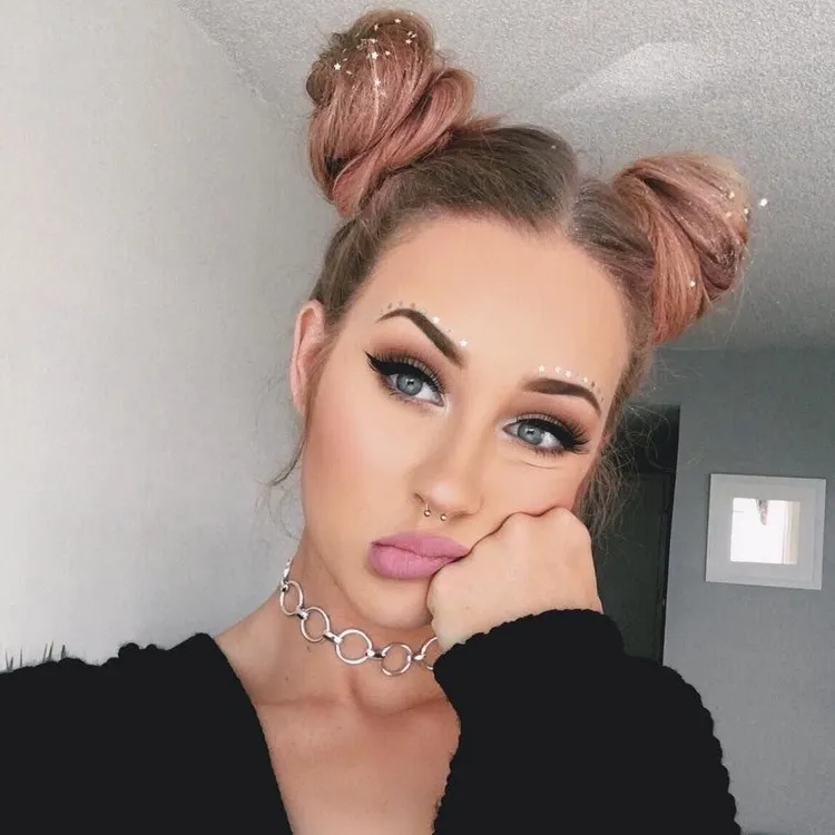 ¡Los 5 mejores estilos de cabello rápidos para lucir este verano! 4 - 【MioEstilo】 peinado moderno mujer tendencia verano 2022 bollos espaciales peinado vintage