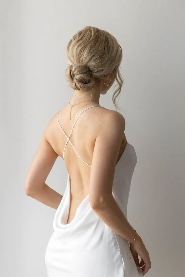 ¡Los 5 mejores estilos de cabello rápidos para lucir este verano! 7 - 【MioEstilo】 peinado verano mujer tendencia 2022 moño bajo