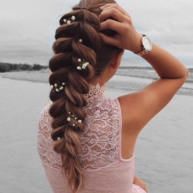24 sugerencias asombrosas para experimentar en esta temporada invernal 16 - 【MioEstilo】 peinado de trenza de mujer de moda con flores
