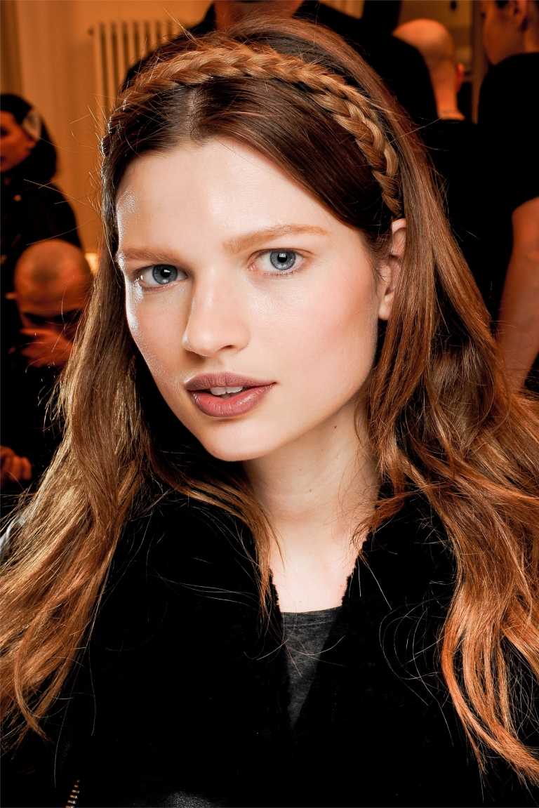 peinado-trenza-emilio-pucci-pelo-largo-corona