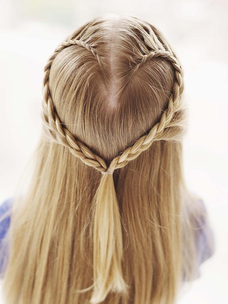 peinado-dos-trenzas-corazon-raya-pelo liso