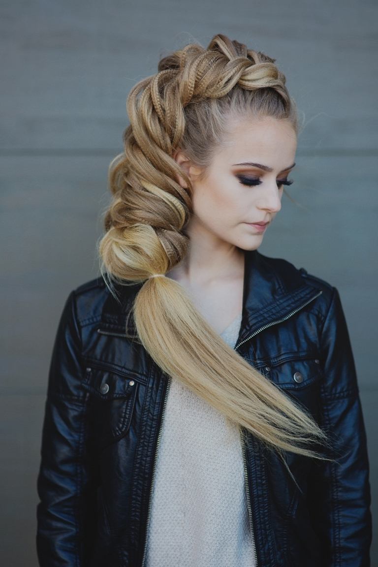peinado de chaqueta de mezclilla azul con trenzas de gran volumen