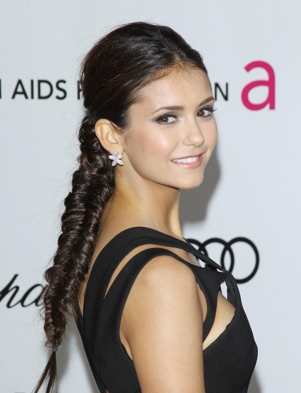 peinado-trenza-puntas-Nina-Dobrev