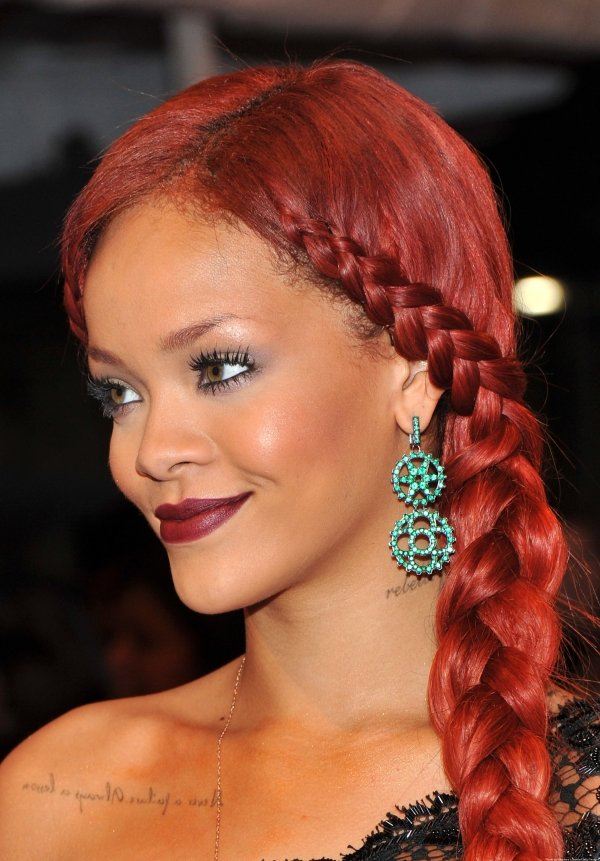 peinado-trenza-lateral-Rhianna-cabello-largo-rojo