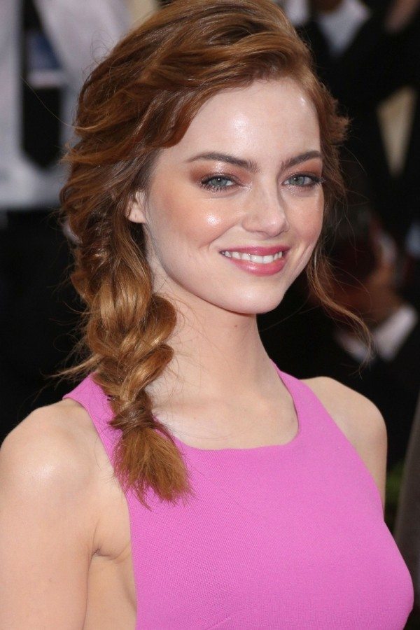 peinado con efecto de trenza lateral y flecos