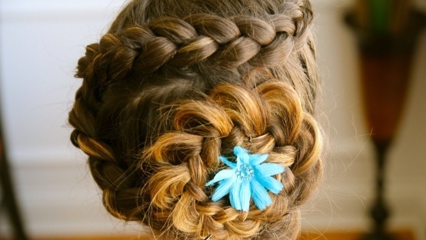 trenza asimetrica peinado-moño-tress-forma-flor