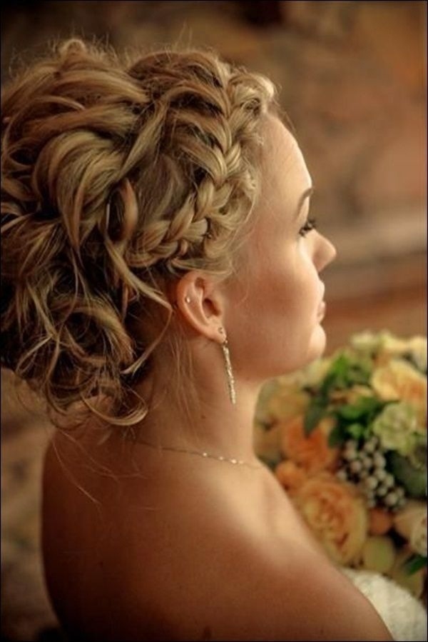 peinado-trenza-tiara-pelo rizos