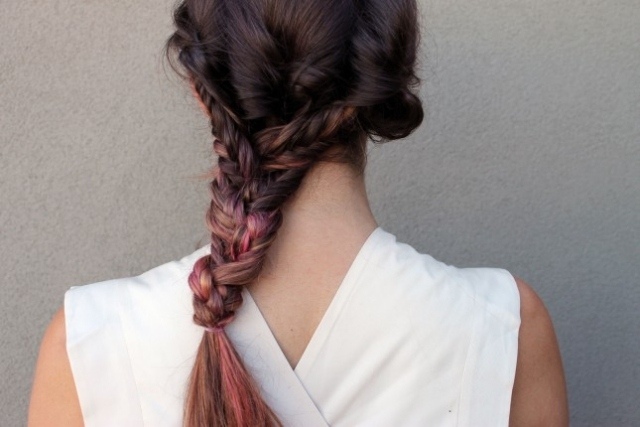 Estilo de 3 trenzas trenzadas con reflejos lila como acento peinado-trenza-3-trenzas-lila-acento-cabello