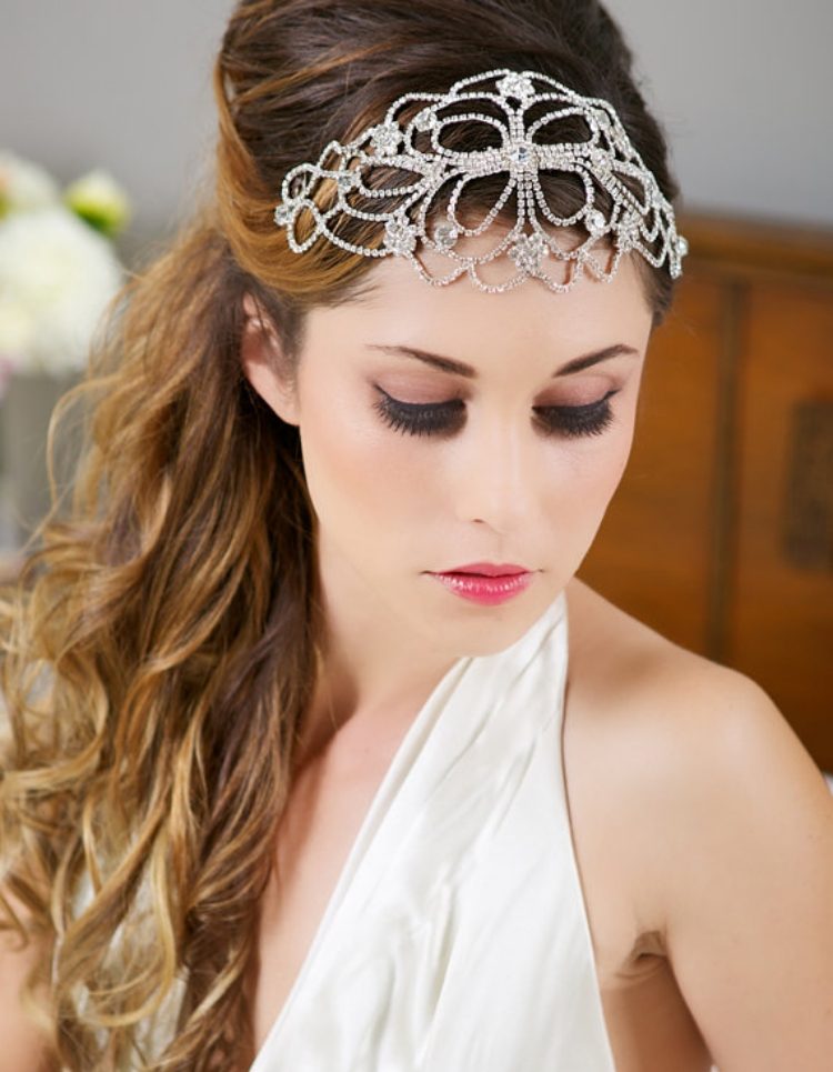 peinado-vintage-pelo-largo-joyas-cabeza-maquillaje-vestido