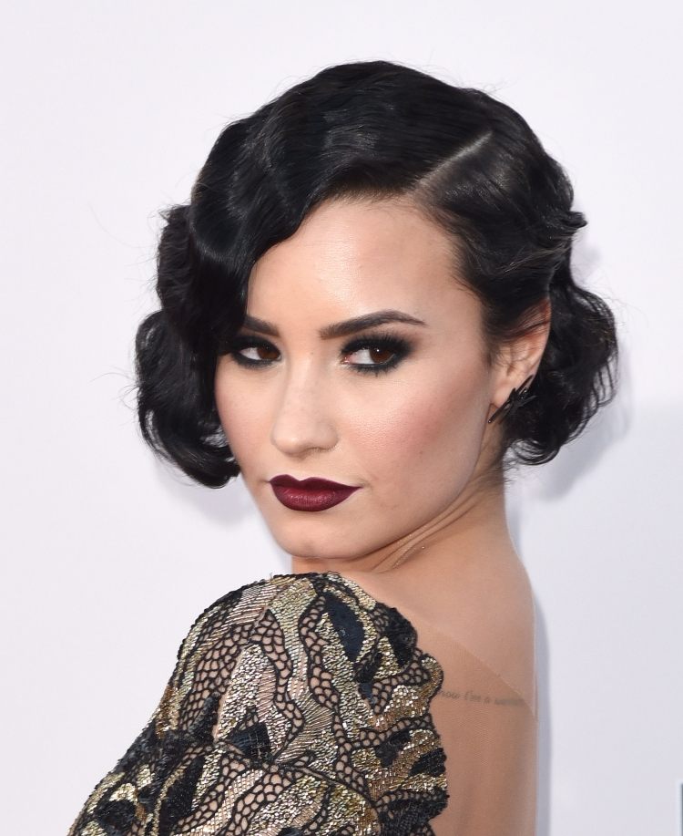 peinado-antiguo-bob-ondas-agua-demi-lovato-vestido-encaje