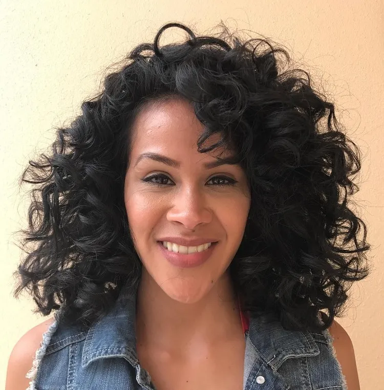 ¿Cuál es el mejor peinado para equilibrar tu imagen si tienes una cara larga este verano? 4 - 【MioEstilo】 opciones de peinados para caras largas y cabello rizado