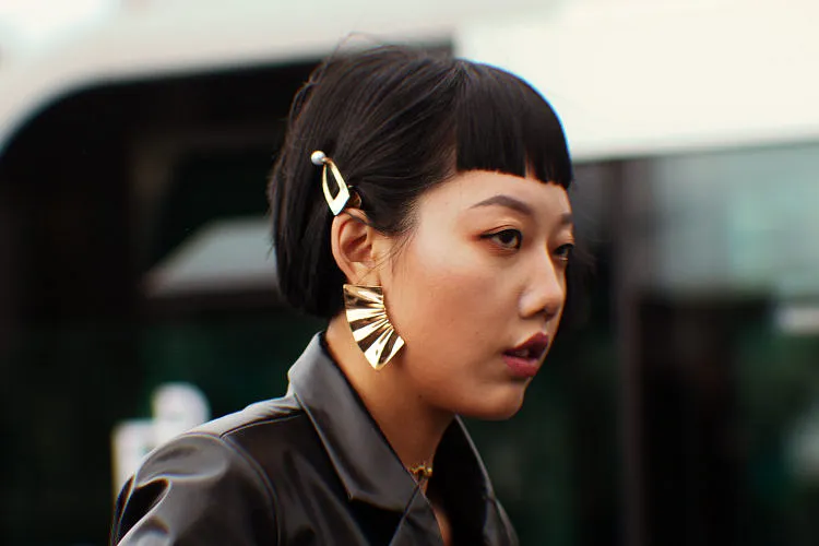 ¿Cuál es el mejor peinado para equilibrar tu imagen si tienes una cara larga este verano? 8 - 【MioEstilo】 corte pixie con flequillo y accesorios laterales
