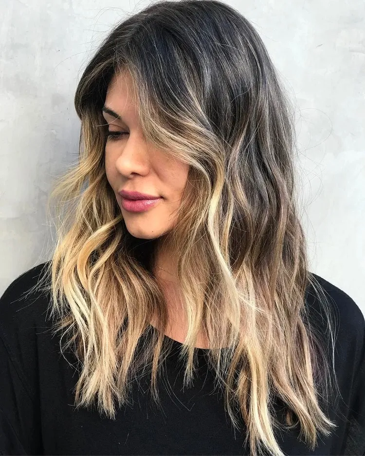 ¿Cuál es el mejor peinado para equilibrar tu imagen si tienes una cara larga este verano? 6 - 【MioEstilo】 mechas rubias en cabello castaño